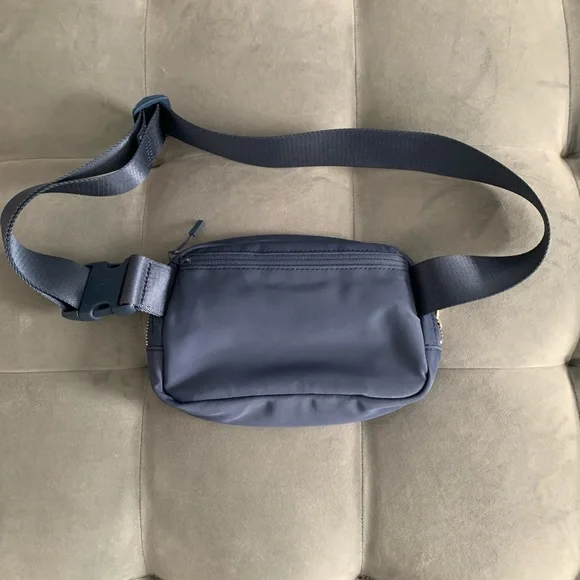 NWOT Lululemon Everywhere Belt Bag Ink Blue OG Original - Picture 3 of 13